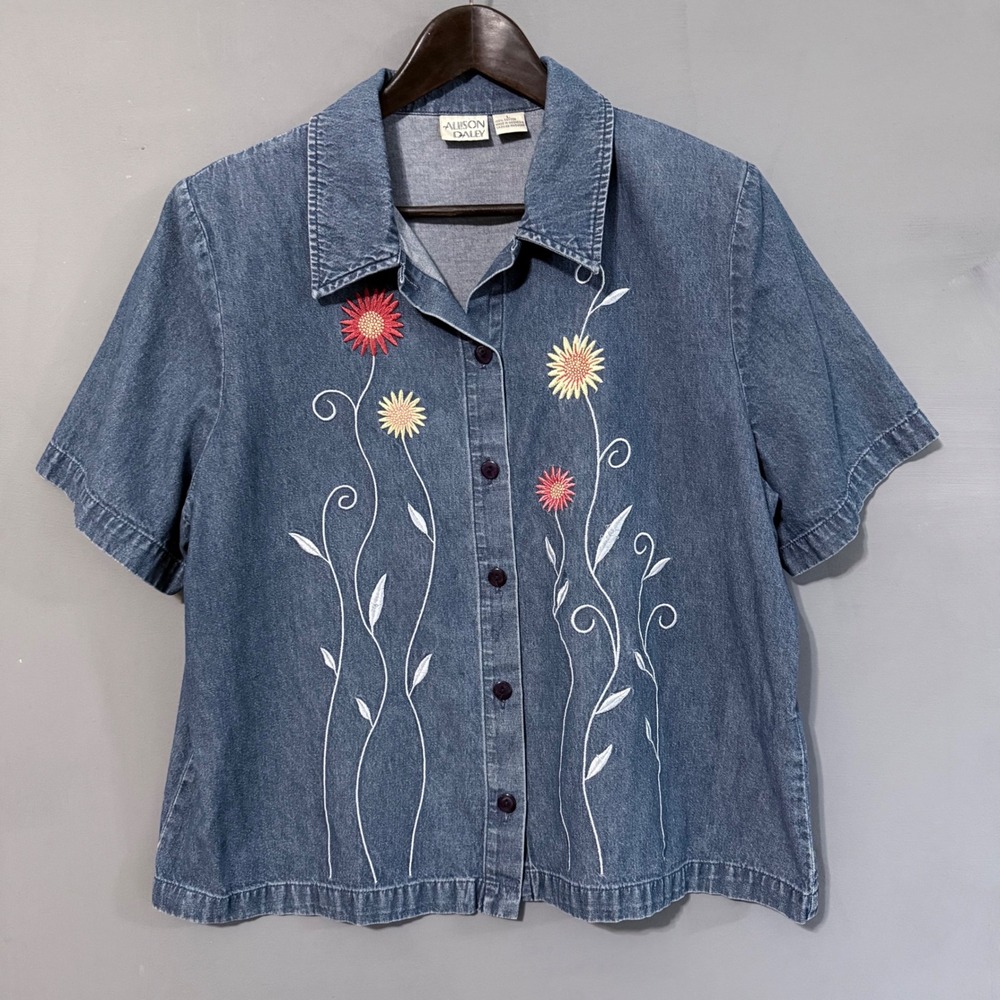 VTG 100% Cotton Embroidered Flowers on Denim Short Sleeve Top